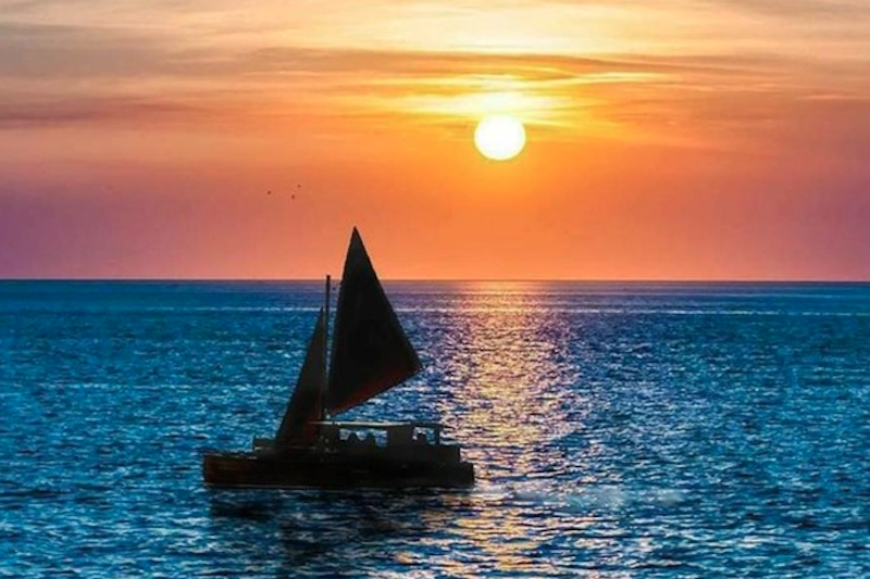 Sunset-Sail-on-a-Polynesian-Canoe